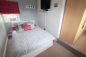 BEDROOM - click for photo gallery